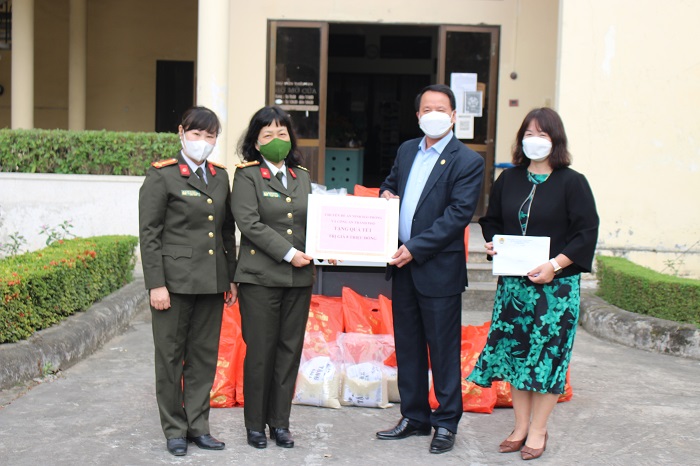 Chuyên đề An ninh Hải Phòng - Công đoàn CATP trao 20 suất quà Tết cho học sinh có hoàn cảnh khó khăn